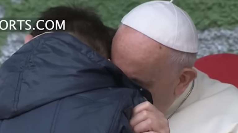 Πάπας Φραγκίσκος: Όταν παρηγόρησε αγόρι που τον ρώτησε κλαίγοντας αν ο άθεος πατέρας του ήταν στον παράδεισο [βίντεο]