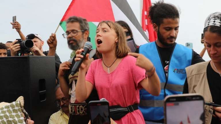 Άγρια κακοποίηση της Γκρέτα Τούνμπεργκ κατήγγειλε Τούρκος ακτιβιστής - Τη χτύπησαν και την ανάγκασαν να φιλήσει τη σημαία του Ισραήλ