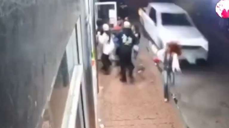 Ν. Ορλεάνη: Νέα σοκαριστικά βίντεο - Η στιγμή που που το φορτηγάκι πέφτει με ταχύτητα στο πλήθος - Η ανταλλαγή πυρών με τους αστυνομικούς