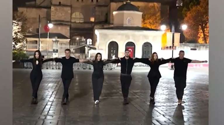 Έλληνες χόρεψαν χασάπικο μπροστά στην Αγία Σοφία - Αντιδράσεις στην Τουρκία