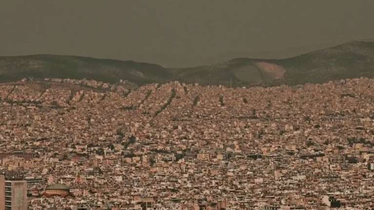 Αφρικανική σκόνη πάνω από την Αθήνα: Ένα χρυσόχρωμο &quot;πέπλο&quot; στην ατμόσφαιρα [βίντεο]