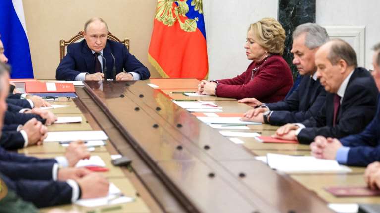 Politico: Η Ευρώπη κινδυνεύει με νέο Ψυχρό Πόλεμο απέναντι στον Πούτιν ανεξάρτητα της έκβασης του πολέμου στην Ουκρανία