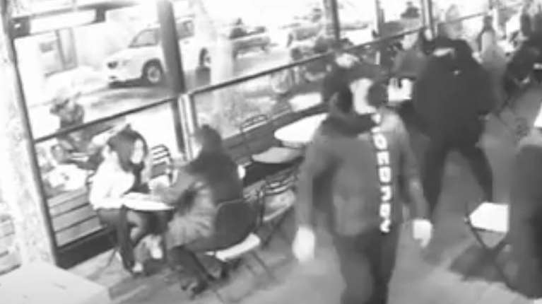 Ντοκουμέντο από τη συμμορία εκβιαστών: Φουσκωτοί με κουκούλες μπουκάρουν σε καταστήματα για προστασία- Τρόμος σε Κυψέλη, Πατήσια