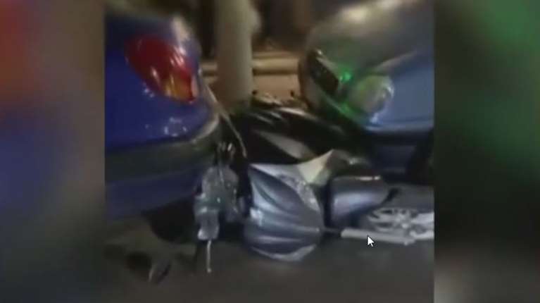 Περιστέρι: Η συγκλονιστική στιγμή που το δίχρονο παιδάκι εγκλωβίζεται κάτω από μηχανάκι - Πανικός στην περιοχή [βίντεο]