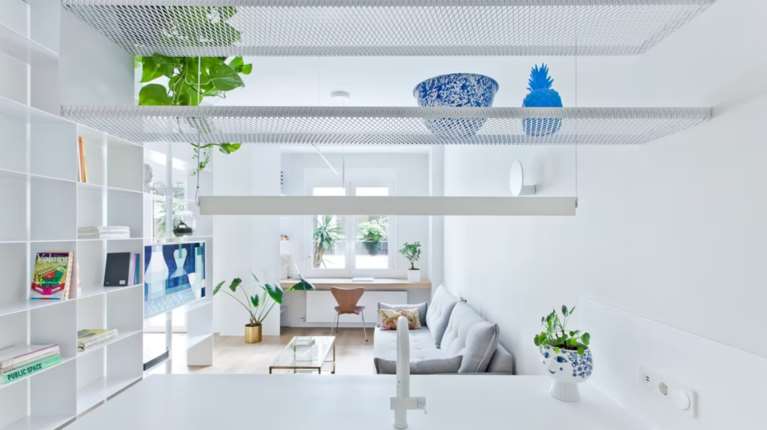 &quot;Αγάπη μου συρρίκνωσα τα τετραγωνικά&quot;: Πώς ένα διαμέρισμα 42 τετραγωνικών του &#39;67 στο Κολωνάκι πήρε καινούργια ζωή