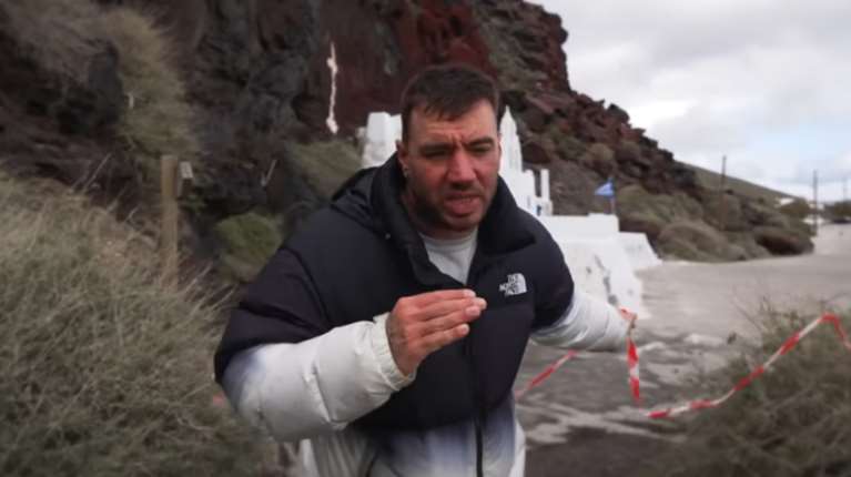 YouTuber Γιαννέλης για την "επίσκεψή" του στην Κόκκινη Παραλία στη Σαντορίνη παρά τις κατολισθήσεις: Εκανα το καθήκον μου, δεν μετανιώνω