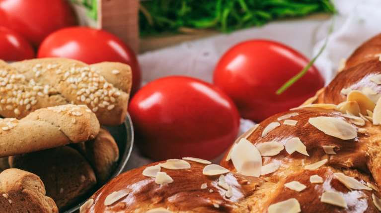Πασχαλινό τραπέζι: Πόσες θερμίδες κρύβουν τα εορταστικά εδέσματα - Τι να επιλέξουμε για να κρατήσουμε το μέτρο