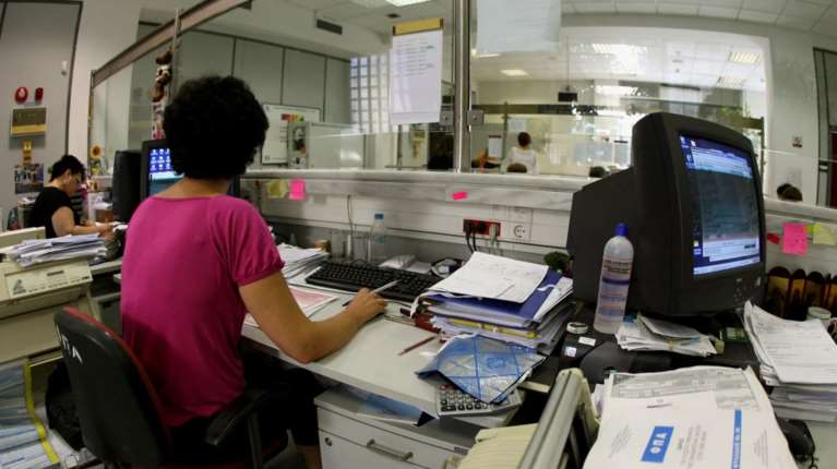 Κατώτατος μισθός: Αυτές είναι οι καθαρές αποδοχές μετά το &quot;ψαλίδι&quot; της φορολογίας - Τι κερδίζουν εργένηδες και οικογενειάρχες