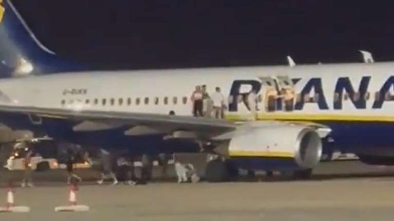 Πανικός σε πτήση της Ryanair: Σήμανε συναγερμός για φωτιά - Επιβάτες πήδηξαν από το φτερό - 18 οι τραυματίες [βίντεο]