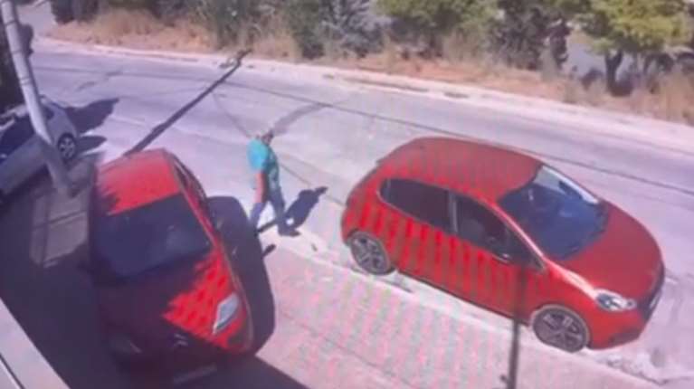 Βίντεο ντοκουμέντο: Εσκαγαν τα λάστιχα αυτοκινήτων και έκλεβαν πολίτες που είχαν σηκώσει λεφτά από την τράπεζα