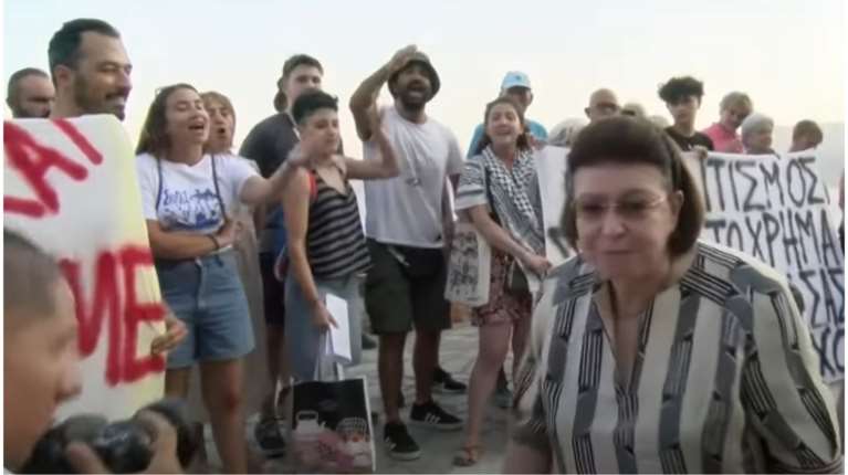 Μονεμβασιά: &quot;Διώξτε τη Μενδώνη&quot; - Έντονες αποδοκιμασίες κατά της υπουργού Πολιτισμού για το τελεφερίκ [βίντεο]