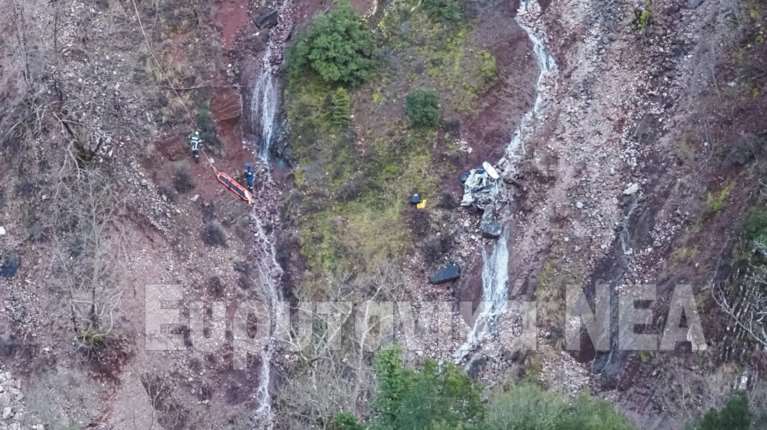 Ευρυτανία: Άμορφη μάζα το ΙΧ που έπεσε σε χαράδρα 300 μέτρων - Νεκρός ο 59χρονος οδηγός