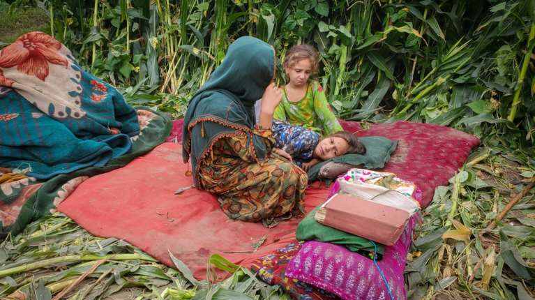 Φονικός σεισμός στο Αφγανιστάν: Γυναίκες πέθαναν στα συντρίμμια γιατί απαγορεύονταν να τις αγγίξουν οι διασώστες