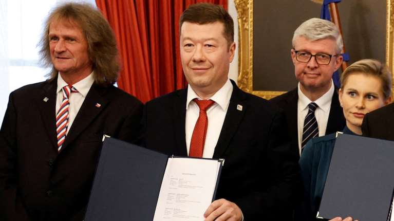 &quot;Οικογενειακές Ιστορίες&quot; στην Τσεχία: Νέος πρόεδρος της Βουλής ο νεοφασίστας Τόμιο Οκαμούρα - Απειλή τον αποκάλεσε ο βουλευτής αδελφός του