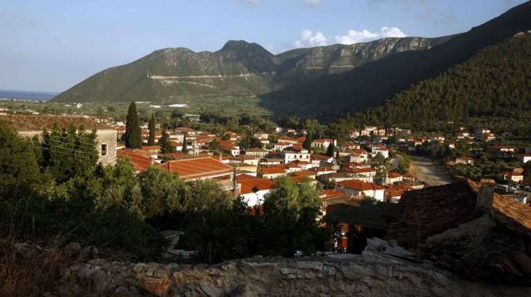 Πάσχα 2025: Ένας ιδανικός προορισμός μόλις 3 ώρες από την Αθήνα - Το διάσημο έθιμο [εικόνες]