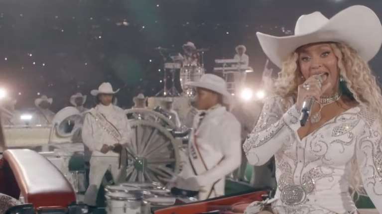 Η Beyoncé έβαλε φωτιά στο ημίχρονο του αγώνα του NFL - Η απαγορευμένη κίνηση που ξεσήκωσε αντιδράσεις [εικόνες - βίντεο]