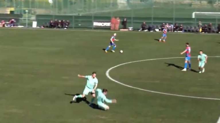 Απίστευτο σκηνικό: Ο Έλληνας ποδοσφαιριστής Κούτσιας δέχθηκε ανεξήγητη επίθεση από Γερμανό συμπαίκτη του [βίντεο]