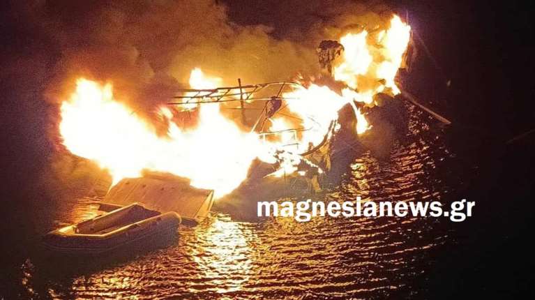 Αλόννησος: Ιστιοπλοϊκό λαμπάδιασε και καταστράφηκε ολοσχερώς μέσα σε λίγα λεπτά [βίντεο]