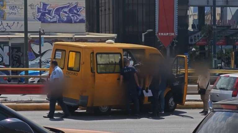 Σοβαρό τροχαίο στη Συγγρού: Εκτροπή σχολικού λεωφορείου, αισθάνθηκε αδιαθεσία ο οδηγός [βίντεο]