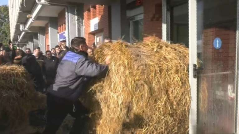 Επεισόδια στην Καβάλα: Οι αγρότες κατέλαβαν το κτίριο της Αντιπεριφέρειας – Πετούν άχυρα και γάλα [εικόνες - βίντεο]