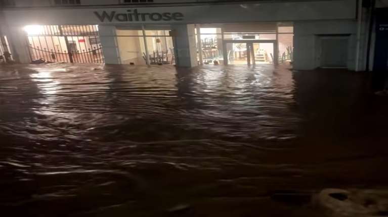 Χάος στην Πορτογαλία από την καταιγίδα Κλαούντια - Προκάλεσε τον θάνατο ενός ανθρώπου και πολλούς τραυματισμούς [βίντεο]