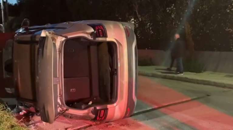 Κηφισιά: Τροχαίο με ανατροπή αυτοκινήτου - Απεγκλωβίστηκαν δύο άτομα