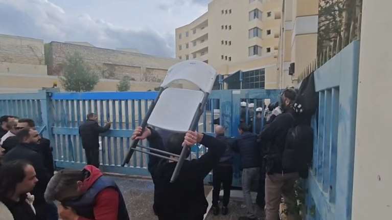 Απεργία ταξί: Ένταση με τα ΜΑΤ και χημικά στο υπουργείο Μεταφορών [βίντεο]