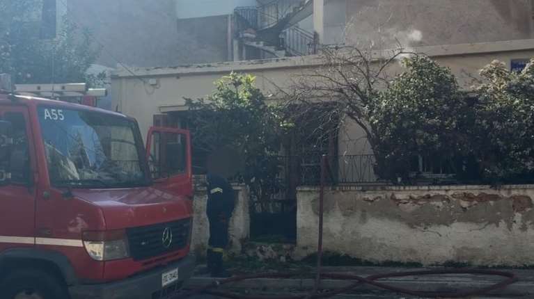 Φωτιά σε εγκαταλελειμμένο ακίνητο στη Νίκαια [βίντεο]