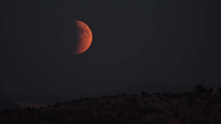 Μαγικές εικόνες από το &quot;Ματωμένο Φεγγάρι&quot;: Τι είναι η ολική έκλειψη σελήνης