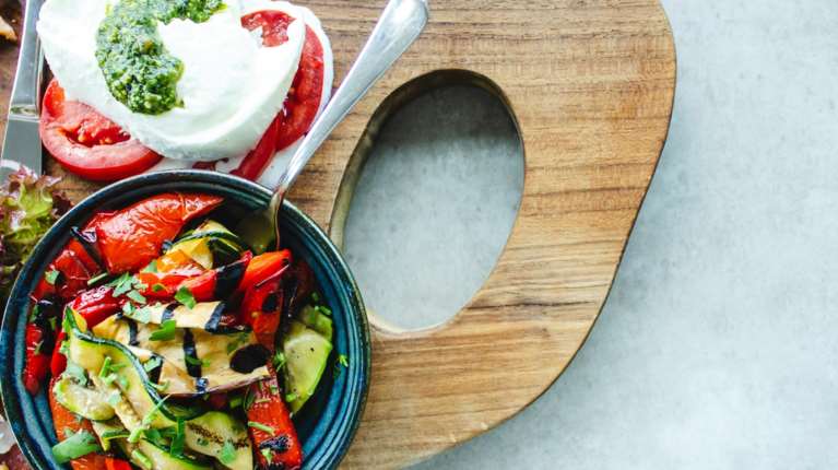 Πως λειτουργεί η δίαιτα 90-30-50 και γιατί όλο και περισσότεροι την ακολουθούν