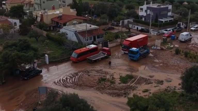 Σοκαριστικά πλάνα από drone: Βυθισμένη στη λάσπη η Βάρη - Σε κατάσταση έκτακτης ανάγκης ο Δήμος