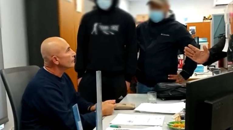 &quot;Ντου&quot; του Ρουβίκωνα στον δήμο Παιανίας: Δεν θα λες σε εργάτριες &quot;μάζεψε την κ@@@α σου&quot; [βίντεο]