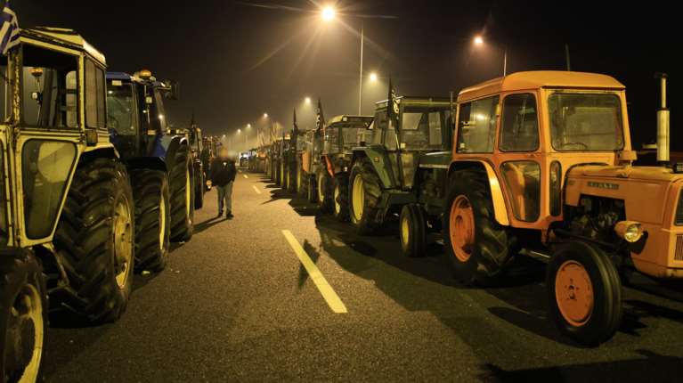 Έκλεισαν την εθνική οδό Πατρών - Πύργου οι αγρότες: Ουρές χιλιομέτρων στο σημείο
