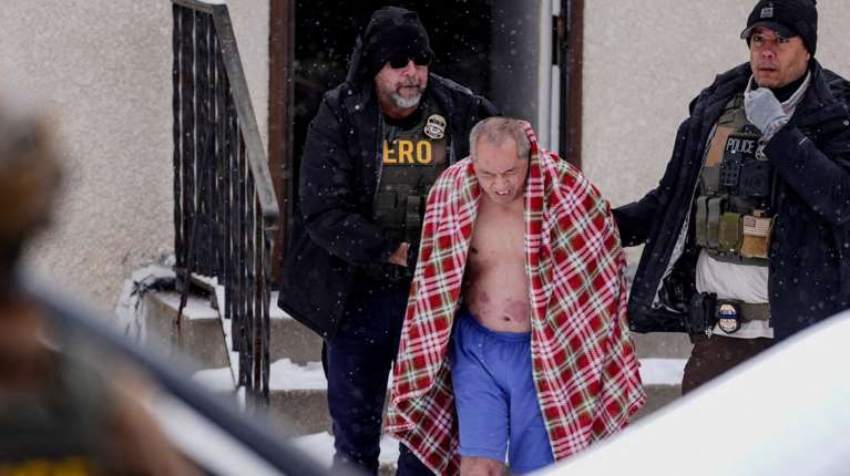 Εκτός ελέγχου οι άνδρες της ICE στη Μινεσότα: Έσυραν Αμερικανό πολίτη με τα εσώρουχα έξω από το σπίτι του [βίντεο]