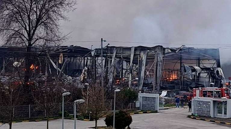 Τρίκαλα: Τέσσερις γυναίκες νεκρές από τη μεγάλη φωτιά στο εργοστάσιο της Βιολάντα [εικόνες - βίντεο]