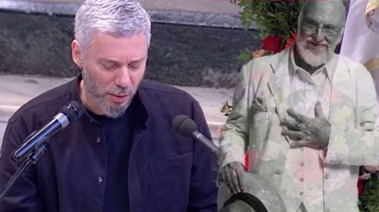 Συγκινημένος ο Αλκίνοος Ιωαννίδης στον επικήδειο για τον Σαββόπουλο: Μου είπαν ότι καταργείς το πένθος, τότε εγώ για ποιον κλαίω;