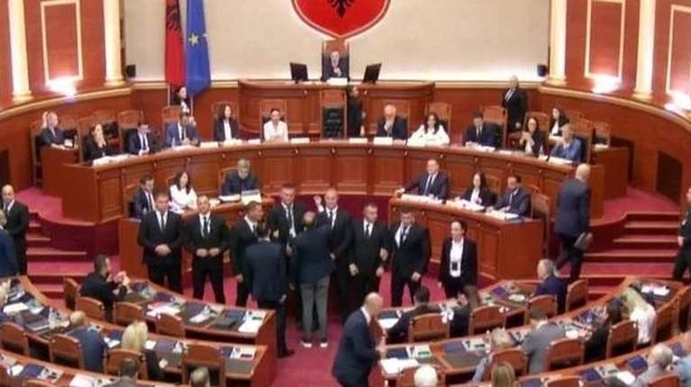 Μπάχαλο στην αλβανική Βουλή μετά την υπουργοποίηση ρομπότ με τεχνητή νοημοσύνη - Εκσφενδόνισαν το σύνταγμα στον Ράμα