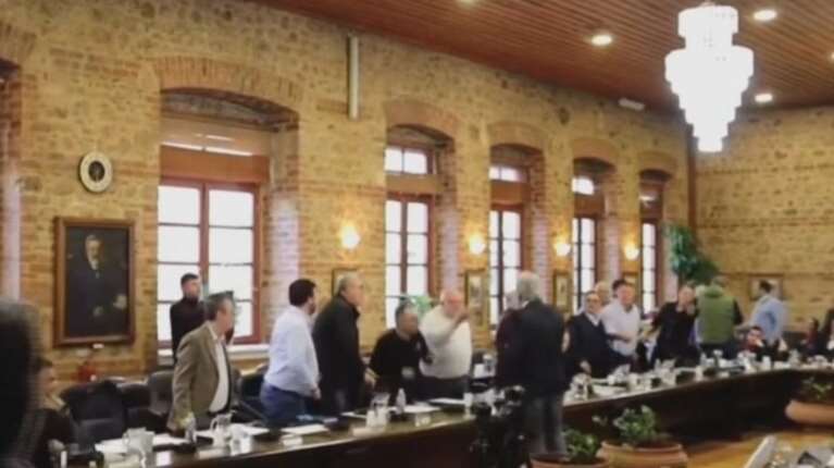 Βέροια: Χαμός στο δημοτικό συμβούλιο - Παραλίγο να πιαστούν στα χέρια - &quot;Θα σου αστράψω μία&quot; [βίντεο]