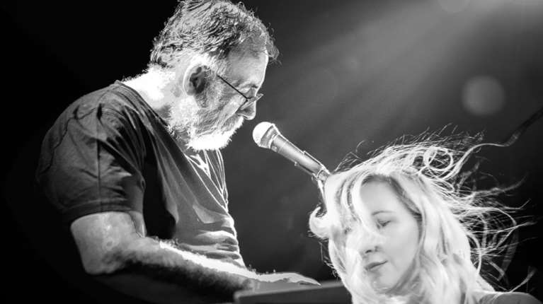 Κήπος: 11 Ιουνίου &quot;Αφιέρωμα στον Θάνο Μικρούτσικο&quot; με την Ρίτα Αντωνοπούλου και τους Ρεβάνς [βίντεο]