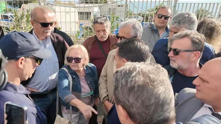 Έντονες αποδοκιμασίες κατά Γεωργιάδη στο νοσοκομείο Χίου - Άνοιξε διάλογο μαζί τους  [βίντεο]