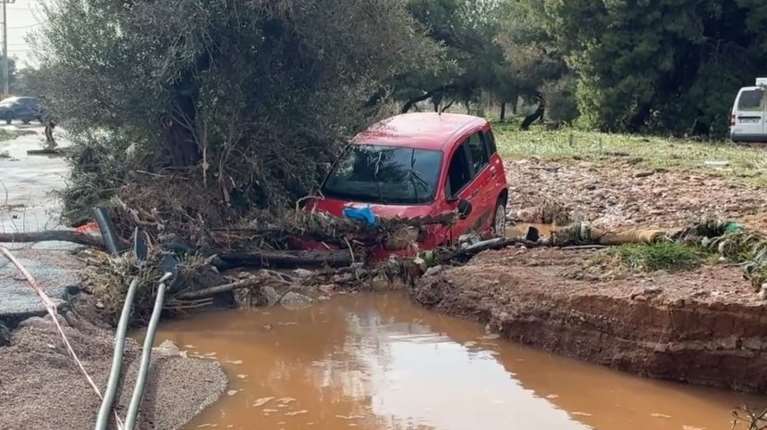 Κακοκαιρία: Εικόνες καταστροφής στη Βάρη - Γυναίκα ανέβηκε σε δέντρο για να μην παρασυρθεί από χείμαρρο
