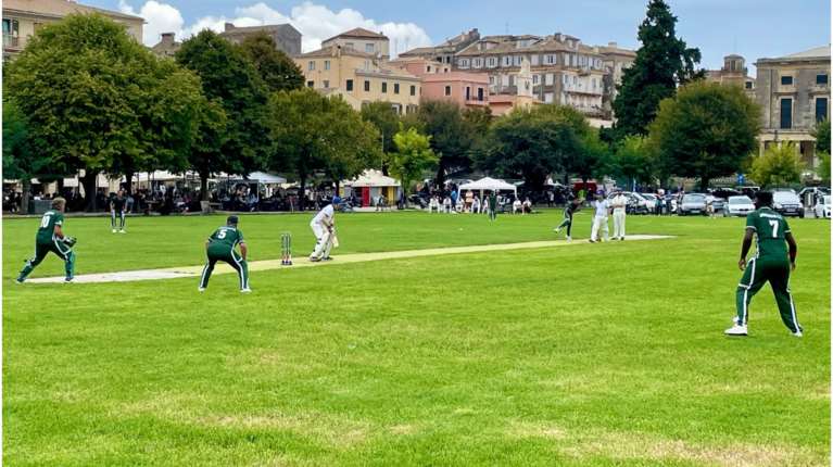 Guardian: Ο 10χρονος Τζέικ ήρθε πιο κοντά στον αδικοχαμένο πατέρα του χάρη σε έναν αγώνα κρίκετ… στην Κέρκυρα
