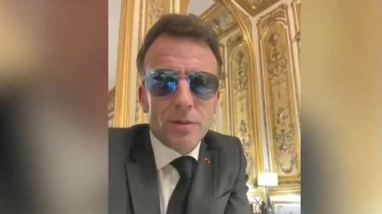 Γαλλία: Στοπ τα social media για παιδιά κάτω των 15 ετών ανακοίνωσε ο Μακρόν - Απαγόρευση κινητών στα σχολεία