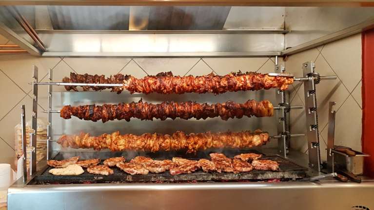 Taste Atlas: Σκληρή "μάχη" ανάμεσα στο κοκορέτσι και το τουρκικό "kokorec" - Ποιο κέρδισε