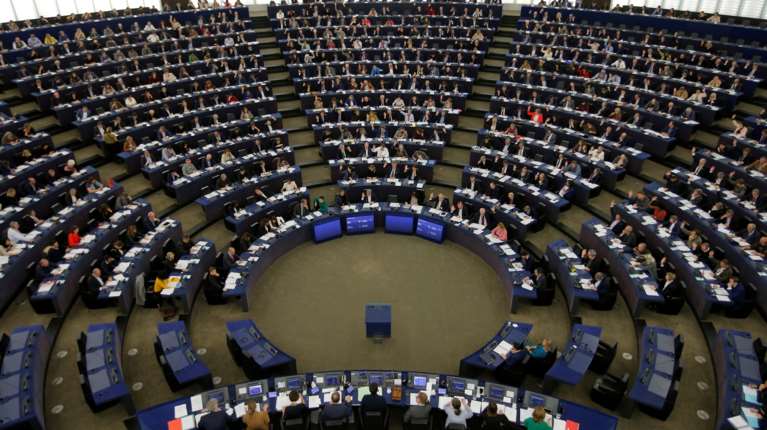 Ευρωκοινοβούλιο: Προωθεί απαγόρευση πρόσβασης στο διαδίκτυο σε ανήλικους κάτω των 13 ετών