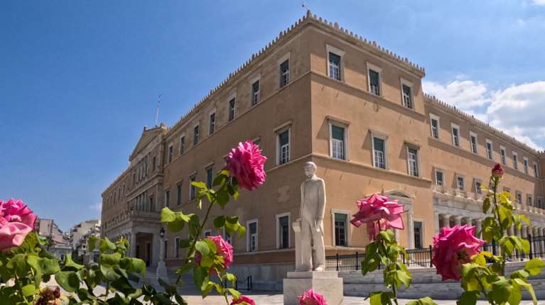 Κατατίθεται το προσχέδιο του προϋπολογισμού για το 2026: Ανάπτυξη 2,4% και χρέος 137,5% του ΑΕΠ, το χαμηλότερο από το 2010