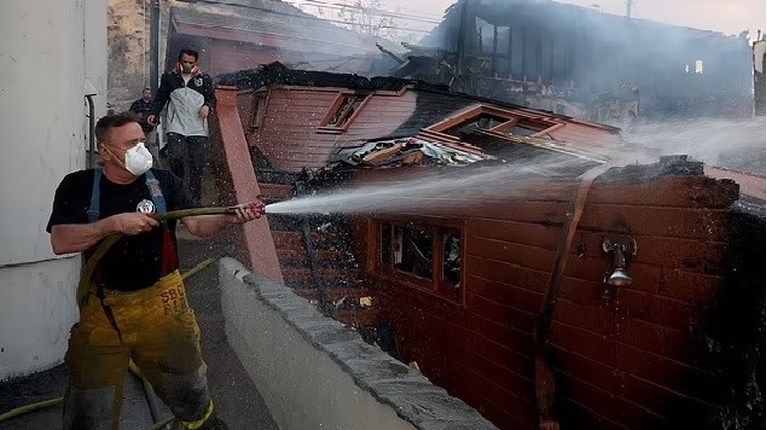 ΗΠΑ ΝΕΥΡΟΧΕΙΡΟΥΡΓΟΣ ΣΩΖΕΙ ΤΟ ΣΠΙΤΙ ΤΟΥ ΑΠΟ ΤΙΣ ΦΩΤΙΕΣ ΤΟ ΛΟΣ ΑΝΤΖΕΛΕΣ