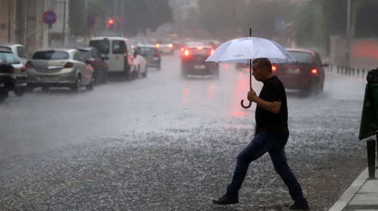 Επικαιροποιήθηκε το έκτακτο δελτίο της ΕΜΥ: Καταιγίδες ως το απόγευμα στην Αττική - Η πρόγνωση ως την Τρίτη