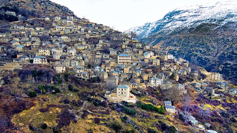 Το πανέμορφο ελληνικό χωριό που υπόσχεται μαγικά Χριστούγεννα