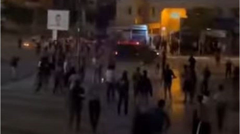 ΜΑΡΟΚΟ ΑΣΤΥΝΟΜΙΚΟ ΟΧΗΜΑ ΠΑΝΩ ΣΕ ΔΙΑΔΗΛΩΤΕΣ
